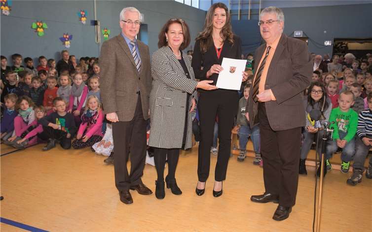 Bürgermeister Volker Mendel, Regierungsschuldirektorin Marie-Luise Hees, die neue Konrektorin Sabine Kupfer und Schulleiter Wolfgang Runkel bei der Übergabe der Ernennungsurkunde. -WT-