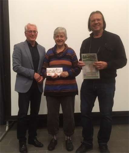 Bürgermeister Volker Mendel bedankte sich herzlich bei Wolfgang Tischler und Helmi Tischer-Venter.Foto: privat