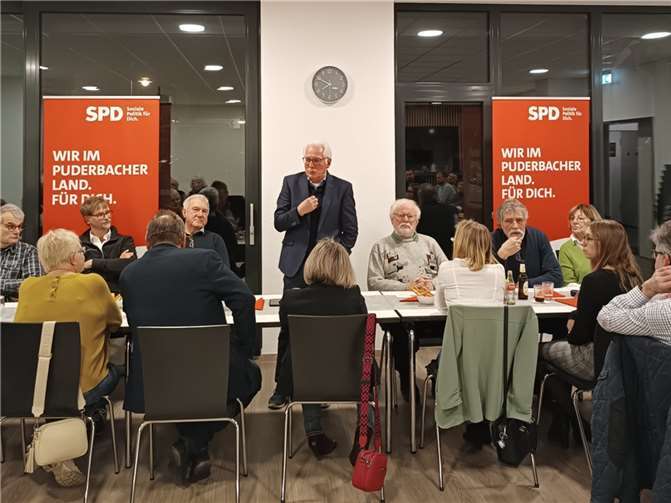 Bürgermeister Volker Mendel berichtete zum traditionellen Heringsessen des SPD-Ortsvereins Aktuelles aus der VG Puderbach.  Foto: SPD OV Puderbach
