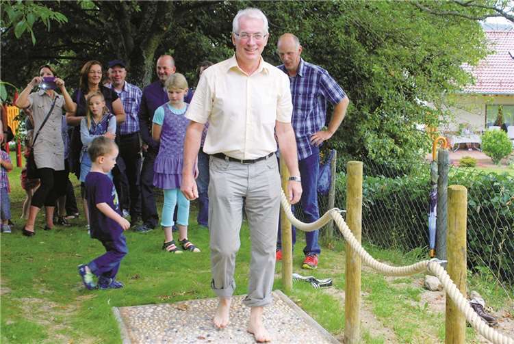 Bürgermeister Volker Mendel durfte als erster über den Barfußpfad gehen. -WT-