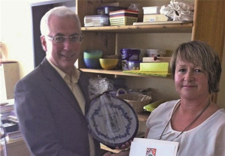 Bürgermeister Volker Mendel gratuliert Erzieherin Anja Müller-Frauzem zu ihrem silbernen Dienstjubiläum.privat