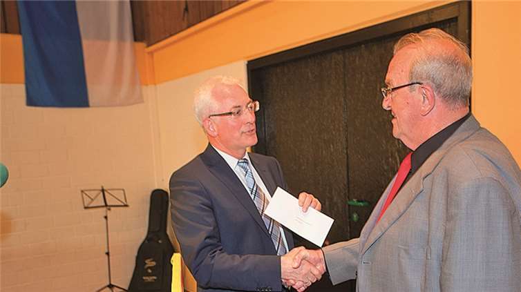 Bürgermeister Volker Mendel gratuliert dem Vorsitzenden, Winfried Heinen.