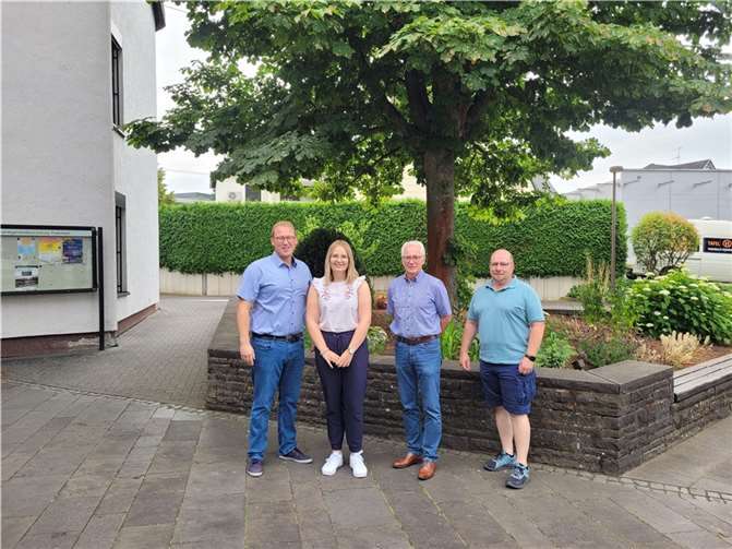 Bürgermeister Volker Mendel gratulierte Lena Kaballo.  Quelle: VG Puderbach