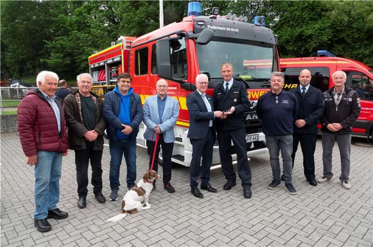 Bürgermeister Volker Mendel übergibt Wehrführer Ansgar Geimer offiziell die Fahrzeugschlüssel.  Foto: Feuerwehr VG Puderbach/Wolfgang Tischler