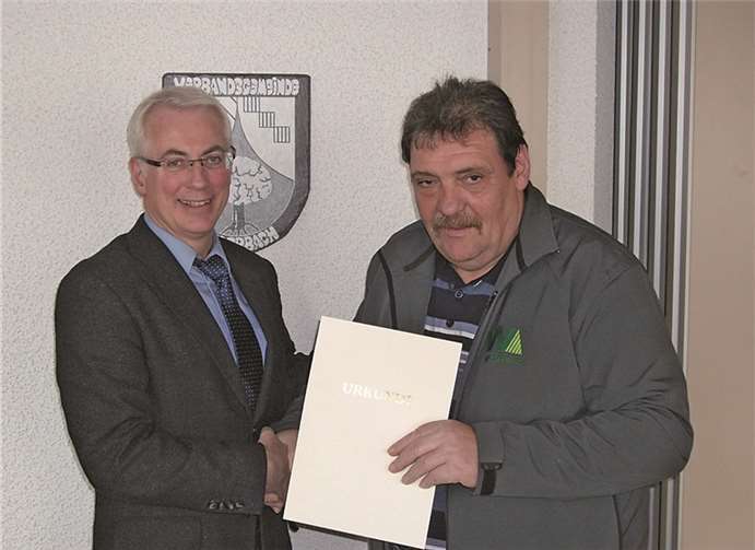 Bürgermeister Volker Mendel verabschiedete Wolfgang Theis in einer Feierstunde. privat