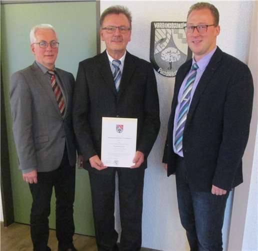 Bürgermeister Volker Mendel (v.li.n.re.), Büroleiter Wolfgang Müller, sowie dessen Nachfolger Philipp Rasbach. privat