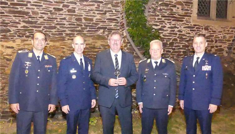 Bürgermeister Walter Schmitz mit TLG-Kommodore Thomas Schneider, dessen Stellvertreter Ralf Schneider, Commander Colonel Jason E. Bailey und Commander Lt. Colonel Robert Kochan. TE