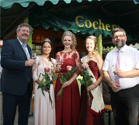 Bürgermeister Walter Schmitz und Wolfgang Lambertz eröffneten das Fest zusammen mit Cochems Weinmajestäten Lisa und Bichi, sowie Weinbergpfirsich-Fee Annabell. TE