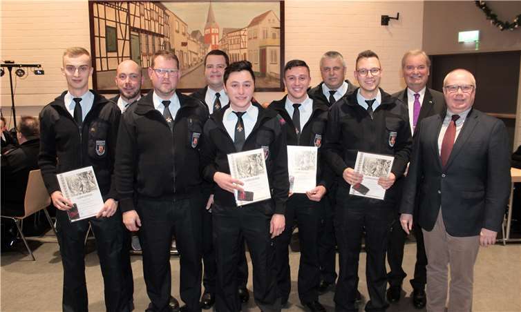 Fünf junge Feuerwehrmänner wurden befördert Bürgermeister, Wehrleitung und die Wehrführer freuten sich mit den beförderten Feuerwehrleuten des Bruchhausen Löschzuges. Foto: DL