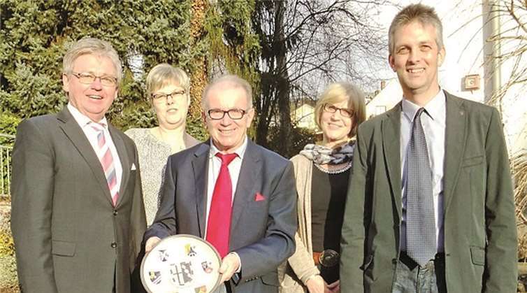 Bürgermeister Werner Grüber (v. l.), Personalratsvorsitzende Andrea Plotzki, Rolf Schmidt-Markoski mit dem Ehrenteller der Verbandsgemeinde Waldbreitbach, Personalsachbearbeiterin Gerlinde Winkler und der neue Büroleiter Dieter Reimann. privat