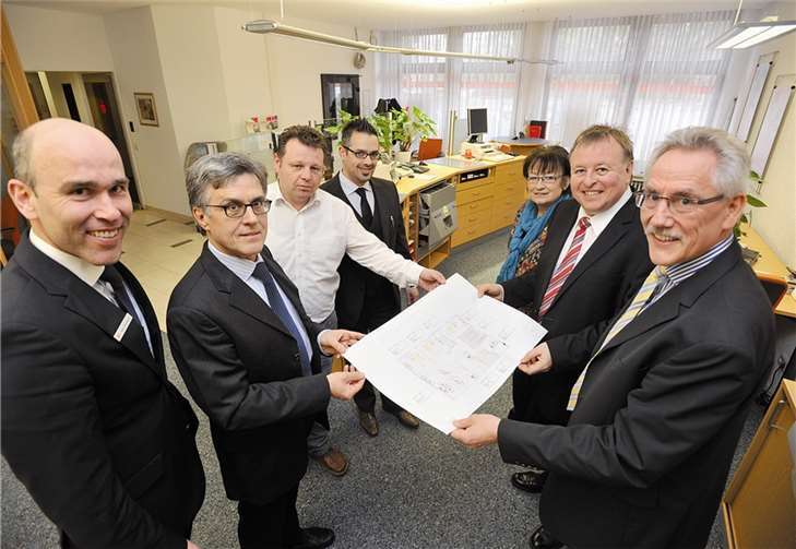 Bürgermeister Wolfgang Kroeger (2.v.l.), Charlotte Hager, erste Beigeordnete der Stadt Sinzig (3.v.r.) und Ortbürgermeister Alexander Albrecht (3.v.l.) informierten sich über den kommenden Umbau der KSK-Filiale.privat