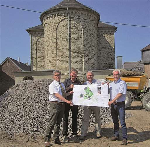 Bürgermeister Wolfgang Kroeger, Bauamtsleiter Norbert Stockhausen, Ortsvorsteher Wolfgang Kistner und Heiner Hicking vom Planungsbüro Hicking (v.li.) überzeugten sich vom Fortschritt der Bauarbeiten hinter der Westumer Kirche. privat