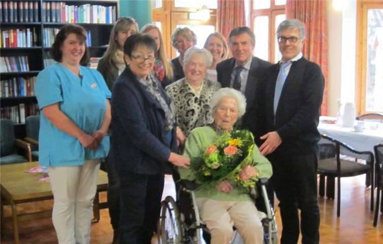 Bürgermeister Wolfgang Kroeger, Beigeordnete Charlotte Hager und Ortsvorsteher Gunter Windheuser gratulierten der Jubilarin im Franziskushaus.  privat