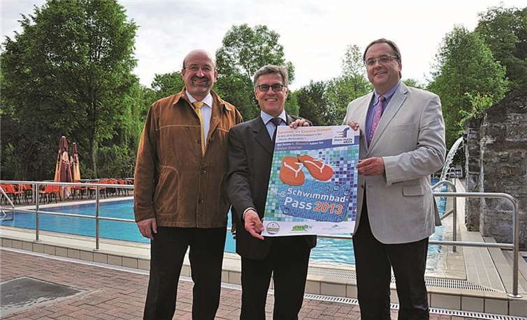 Bürgermeister Wolfgang Kroeger, Herbert Georgi und Bernd Weidenbach präsentierten den Rhein-Meile Schwimmbad Pass. -RÜ-