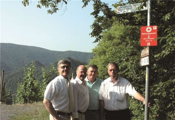 Bürgermeister Wolfgang Kroeger (Stadt Sinzig), DRK-Kreisvorstand Dr. Frank-Peter Kaesler, DRK-Rettungsdienstleiter Lothar Backes, Bürgermeister Achim Haag (VG Altenahr) (v.l.) bei der Vorstellung des neuen Rettundssystems. UM