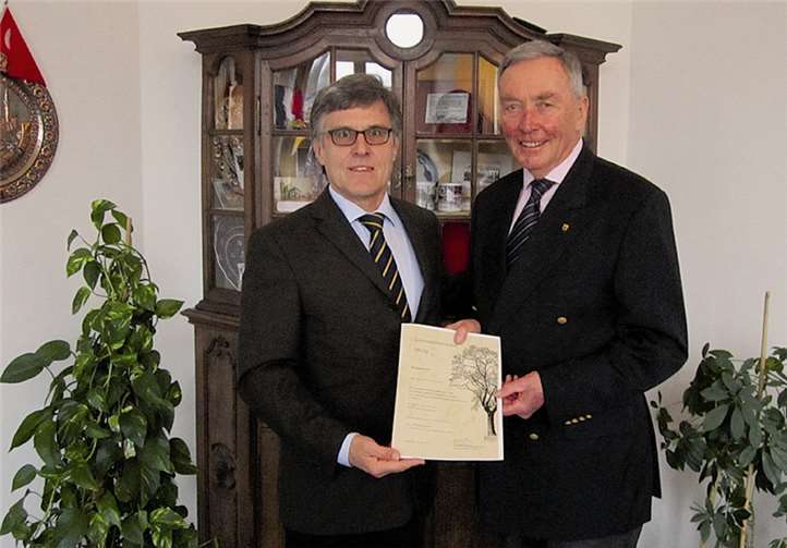 Bürgermeister Wolfgang Kroeger bedankte sich bei Dr. Günther Schell für seine Verdienste beim Verein zur Förderung der Denkmalpflege und des Heimatmuseums. privat