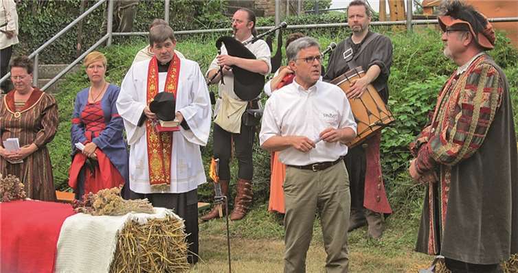 Bürgermeister Wolfgang Kroeger dankt den Helfern des Barbarossamarktes in flüssiger Form.privat