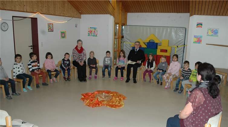 Bürgermeister Wolfgang Kroeger fand seine Zuhörer beim Vorlesetag im Kindergarten Storchennest. BL