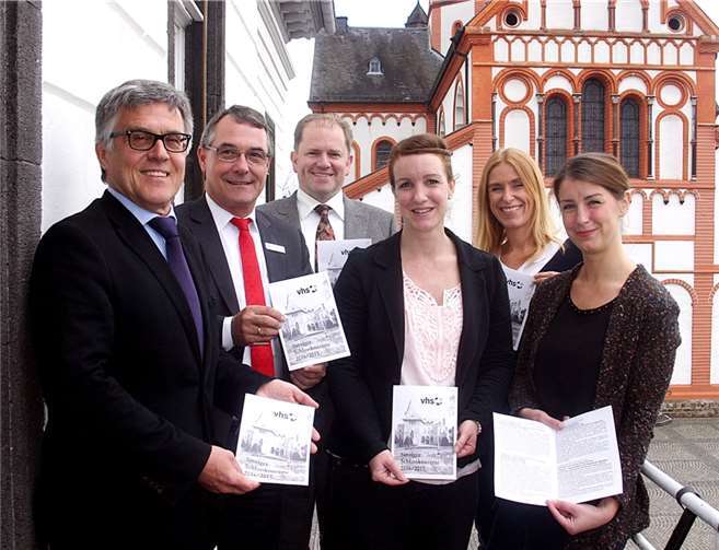 Bürgermeister Wolfgang Kroeger freut sich mit Claudia Probst, Leiterin der Kommunalen Betreuung der EVM, Michael Weltken, Marktbereichsleiter der KSK, Stephan Pauly, Geschäftsführer der VRM, Julia Arzdorf und Sabrina Wissen, Volkshochschule Sinzig, auf die neue Spielzeit.rü