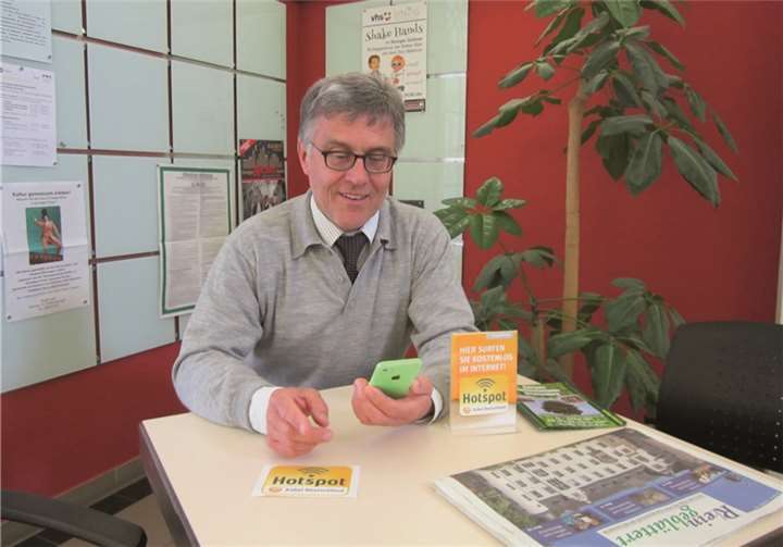 Bürgermeister Wolfgang Kroeger freut sich über den neuen kostenfreien Bürgerservice im Sinziger Rathaus.Privat