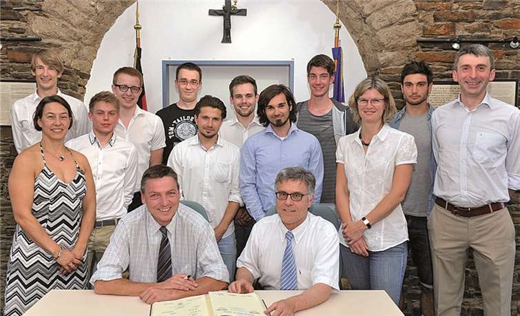 Bürgermeister Wolfgang Kroeger honorierte mit dem Eintrag in Gästebuch die Leistungen der Volleyball-Herren um Trainer Dr. Gilbert Deurer (sitzend links) sowie der Spielerinnen Melanie Deurer (l.) und Maike Gausmann-Vollrath.privat
