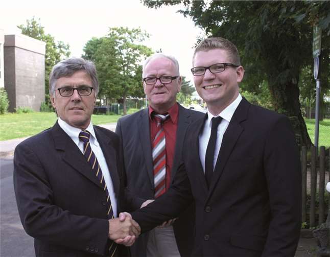 Bürgermeister Wolfgang Kröger (l.) gratuliert Carsten Lohre (r.) zur Bestellung zum neuen Standesbeamten von Sinzig. RÜ