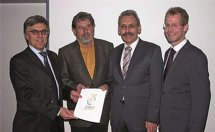 Bürgermeister Wolfgang Kroeger (l.) und Personalratsvorsitzender Bernhard Ockenfels verabschiedeten Ferdi Schäfer und Klaus Müller in den Ruhestand. RÜ