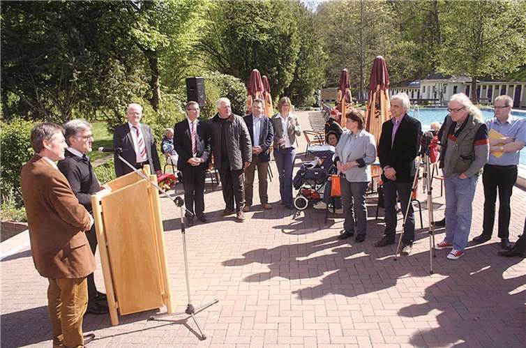 Bürgermeister Wolfgang Kroeger lobte den Einsatz des Pächterehepaares und des Fördervereins. RÜ