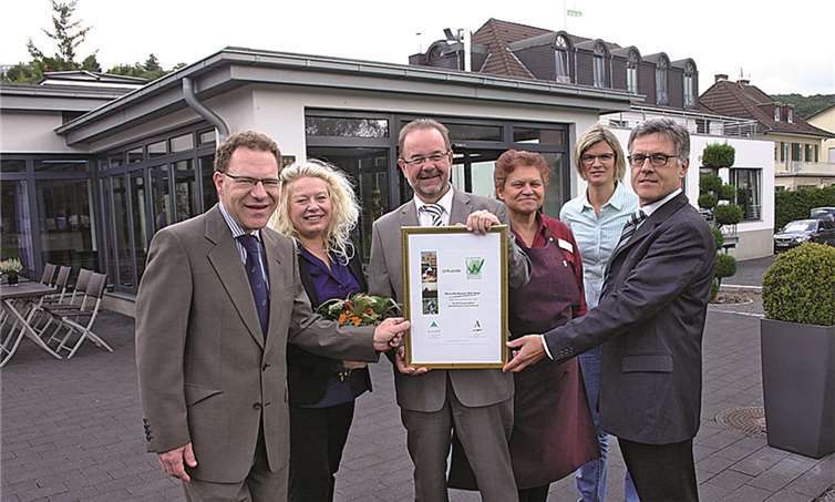 Bürgermeister Wolfgang Kröger (r.), Tourismus-Leiterin Maike Gausmann-Vollrath (2. v. r.) und Heinz Schönewald vom Ahrtal-Tourismus (l.) freuten sich mit Sylvia Linden über die Urkunde, die die Zertifizierung offiziell bestätigt. RÜ