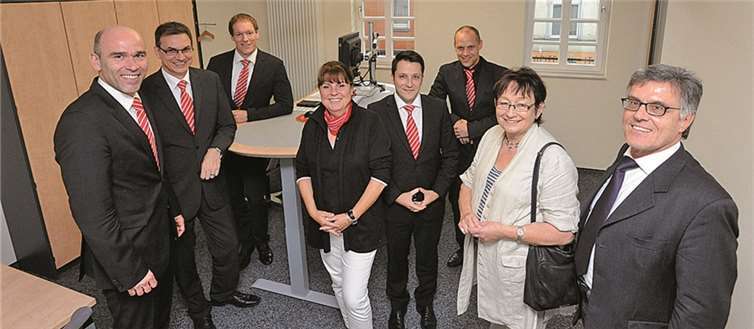Bürgermeister Wolfgang Kroeger (re.) und die erste Beigeordnete Charlotte Hager (2.v.r.) besichtigten gemeinsam mit KSK-Vorstandsmitglied Guido Mombauer (li.), Centerleiter Gerhard Klose (2.v.li.) und den Firmenkundenberatern die neuen Räumlichkeiten in Sinzig. privat