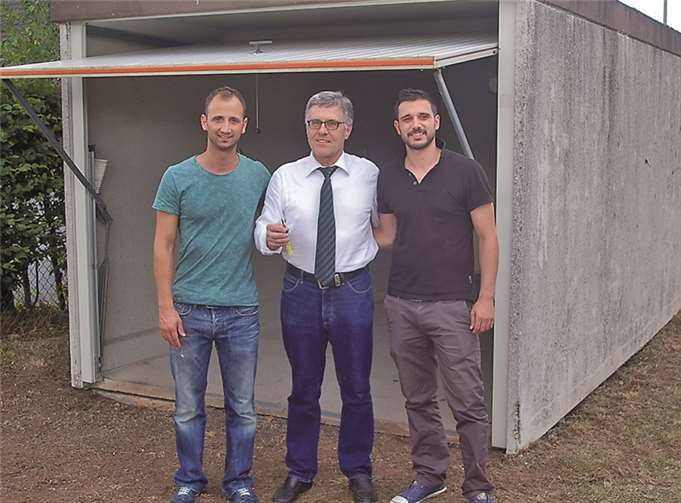 Bürgermeister Wolfgang Kroeger überreicht den Schlüssel an den 2. Vorsitzenden Kamil Kanpara.RÜ