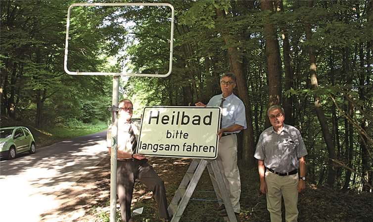 Bürgermeister Wolfgang Kroeger überreichte das Schild an den Vorsitzenden des Heimat- und Bürgervereins Bad Bodendorf, Bernhard Knorr. RÜ