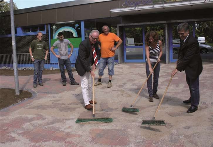 Bürgermeister Wolfgang Kröger und Mitarbeiter der Stadtverwaltung sorgten für den letzten Feinschliff beim neuen behindertengerechten Eingangsbereich der Regenbogenschule. RÜ