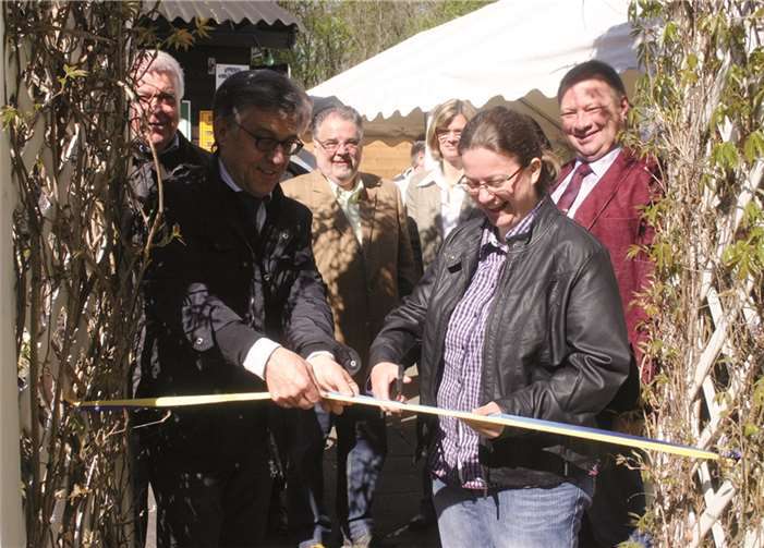 Bürgermeister Wolfgang Kroeger und Pächterin Aneta Reissdorff beim obligatorischen Durchschneiden des „gelb-blauen“ Bandes. RÜ