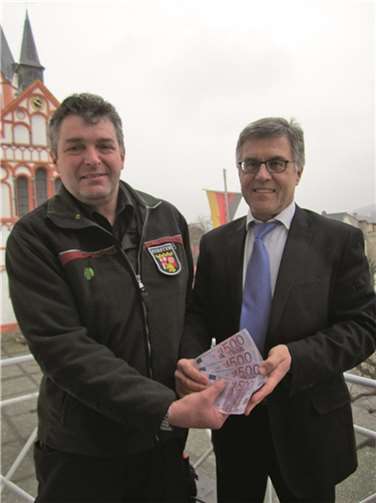 Bürgermeister Wolfgang Kroeger und Revierförster Stephan Braun freuen sich über die erneute anonyme Spende. privat