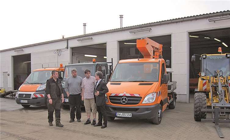 Bürgermeister Wolfgang Kroeger und die Mitarbeiter Stephan Braun, Achim Sebastian und Gregor Fuchs vor den neuen Fahrzeugen. Stadt Sinzig