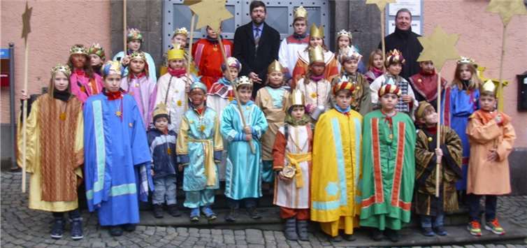 Bürgermeister Wolfgang Lambertz begrüßte die Cochemer Sternsinger auf der Rathaustreppe.TE