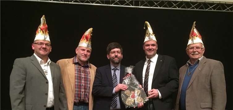 Bürgermeister Wolfgang Lambertz bekommt seinen riesigen Orden als Geschenk überreicht. privat