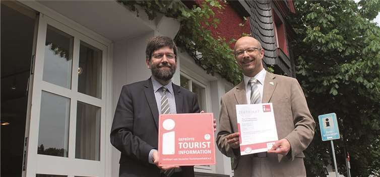 Bürgermeister Wolfgang Lambertz (links) zeigte sich stolz über die enorme Qualität der Tourist-Information. privat