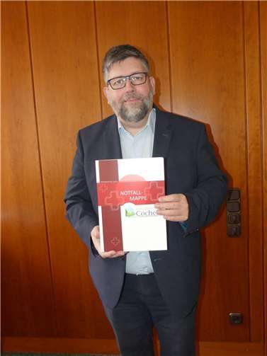 Bürgermeister Wolfgang Lambertz stellte die neue Notfallmappe der Verbandsgemeinde Cochem vor, wo sie ab sofort auch erhältlich ist.  Fotos: TE