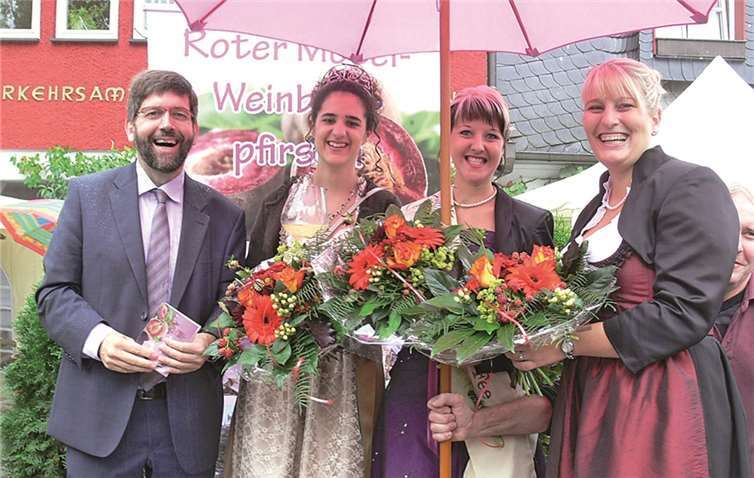 Bürgermeister Wolfgang Lambertz stellte zum Marktgeschehen die neue Cochemer Weinbergspfirsich-Fee Annabell vor. TE