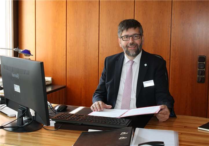 Bürgermeister Wolfgang Lambertz und seine Mitarbeiter freuen sich über die neue und zeitgemäße Unterkunft. TE