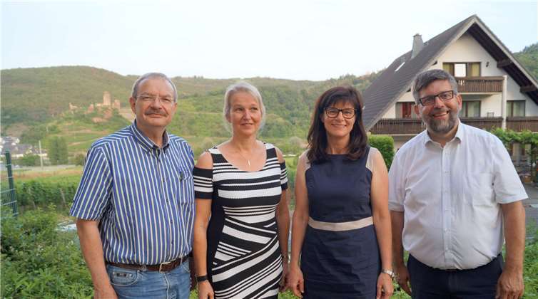 Bürgermeister Wolfgang verpflichtete im Freibad von Ellenz-Poltersdorf die neuen Beigeordneten: Stephanie Balthasar Bleser (CDU) (2.v.r.), Roberta Kastor (CDU) und Heinz Gilles (Bündnisgrüne). Fotos: TT