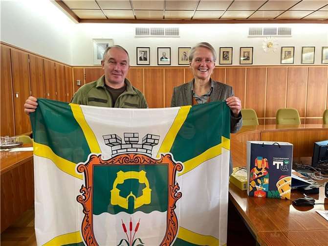 Bürgermeister Yurii Bowa übergibt die städtische Fahne aus Trostjanez (Ukraine) an Stadtbürgermeisterin Gabi Wieland.  Fotos: Stadt Montabaur