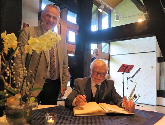 Bürgermeister a. D. Hans-Jürgen Döring trug sich ins Goldene Buch der Gemeinde Wachtberg ein.  Foto:Gemeinde Wachtberg/mm