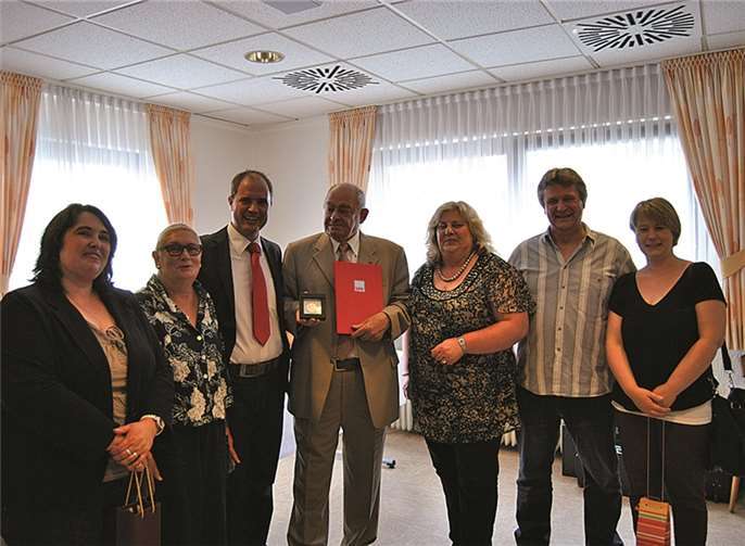 Bürgermeister a.D. Heinrich Knechtges bekam die Willy-Brandt Medaille verliehen. privat