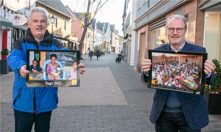 Bürgermeister a.D. Stefan Raetz und Vorsitzender Michael Firmenich präsentierten den Togo-Kalender 2021 des Vereins Togo-Hilfe e.V. in Rheinbach. Foto: JOST