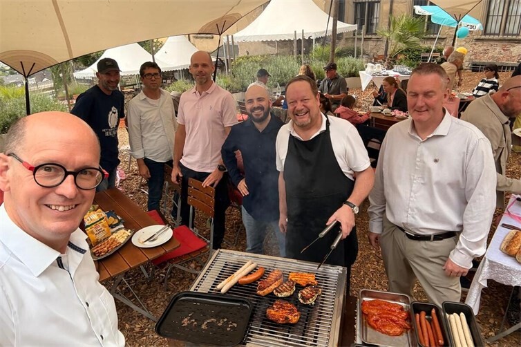 Bürgermeister am Grill.