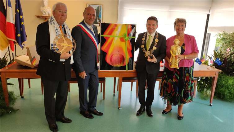 Meckenheimer Delegation zu Gast in Meckenheims französischer Partnerstadt Le-Mée-sur-Seine Bürgermeister beider Städte, Franck Vernin, Le-Mée-sur-Seine, und Holger Jung, Meckenheim, sowie der Vorsitzenden der Partnerschaftskomitees, Annie Le Corre aus Le-Mée und Jens Biesterfeld, 1. Vorsitzende des Meckenheimer Bürgervereins e.V.. mit ihren Gastgeschenken.