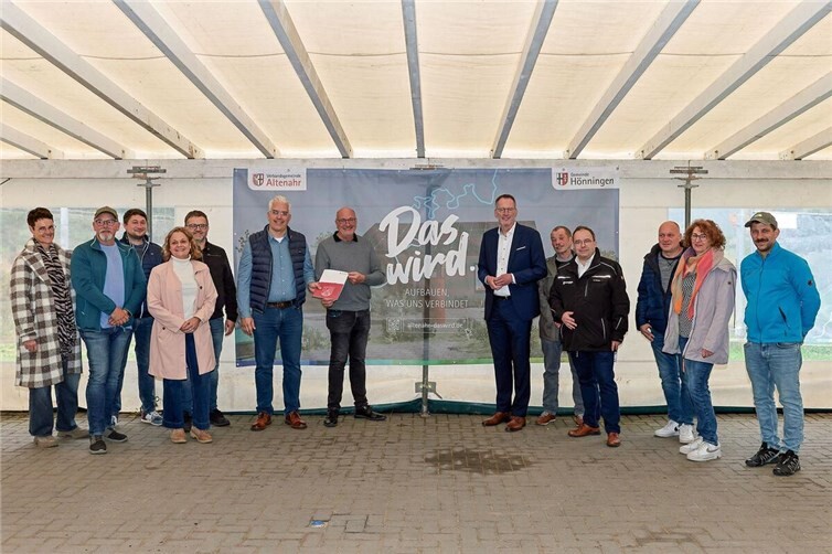Bürgermeister der VG Altenahr Dominik Gieler, Ortsbürgermeister Jürgen Schwarzmann, Minister des Inneren Michael Ebling, Roland Förster Julius Berger sowie Vertreterinnen und Vertreter des Gemeinderates und der Dorfgemeinschaft Liers. Fotos: Werner Dreschers